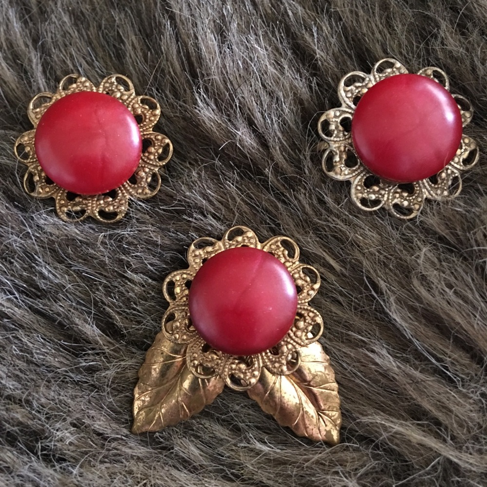 Vintage 50s red marble bakelite earring brooch set